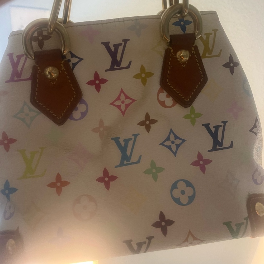 Louis Vuitton purse medium size